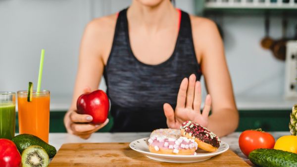 طرق فعّالة للتخلّص من إدمان السكر دون حرمان