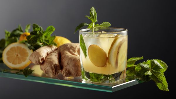 مشروب الزنجبيل والنعناع والليمون: حل طبيعي لتخفيف آلام الدورة