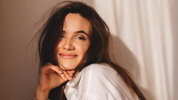 نصائح لتنسيق الألوان الترابية مع ألوان الصيف