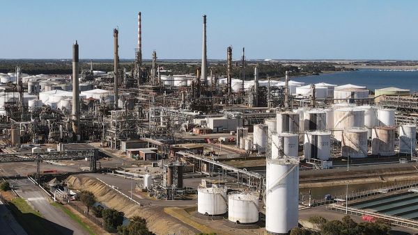 Massive blaze engulfs Geelong oil refinery in Australia 