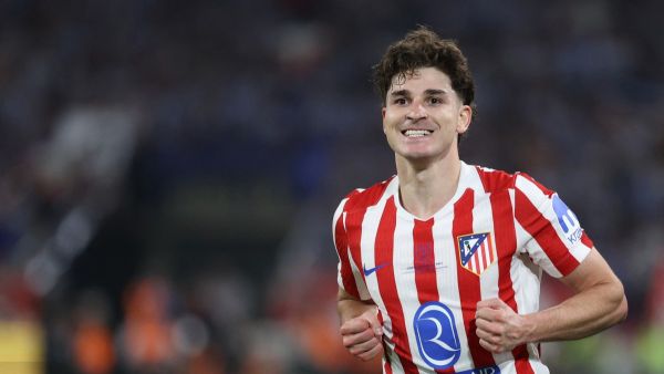 برشلونة يضع ألفاريز على رأس أولوياته الهجومية