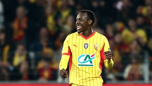 سعود عبد الحميد يواصل التألق ويقود لانس نحو المجد