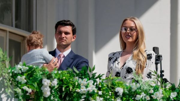 ظهور نادر لـ تيفاني ترامب مع طفلها ألكسندر يخطف الأنظار في البيت الأبيض