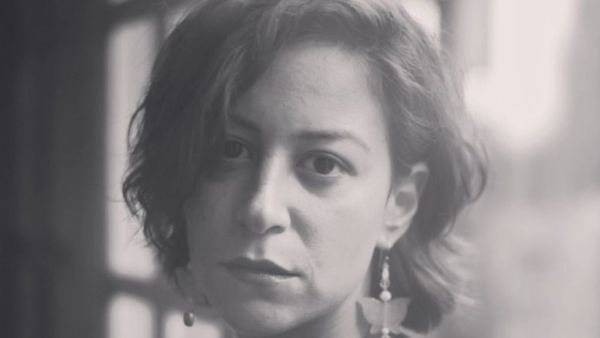 الحزن يخيم على منة شلبي بعد وفاة والدها