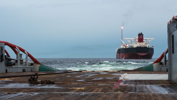 قارب جرّ وسحب ودعم (AHTS) أثناء عمليات التموضع الديناميكي (DP) بالقرب من ناقلة تخزين وإنتاج عائمة (FPSO). تقوم السفينة بعملية سحب ثابت…