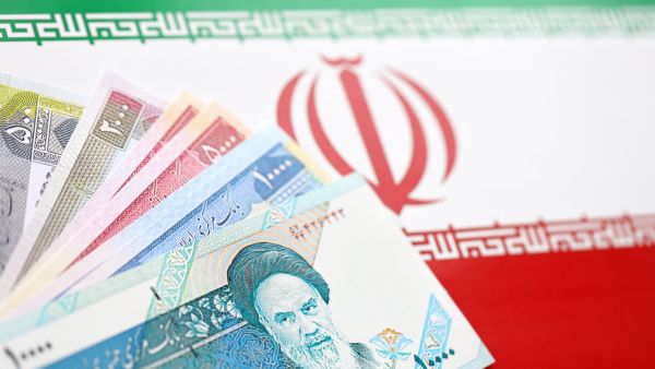 هبوط قياسي للريال الإيراني أمام الدولار