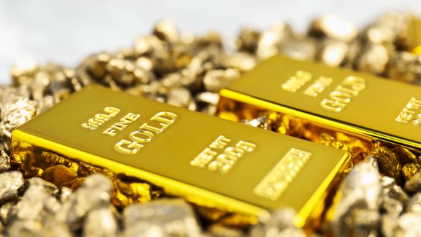 صعود طفيف للذهب مع تراجع الدولار