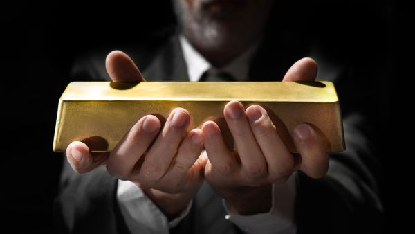 هبوط الذهب وسط ضبابية المشهد السياسي والاقتصادي