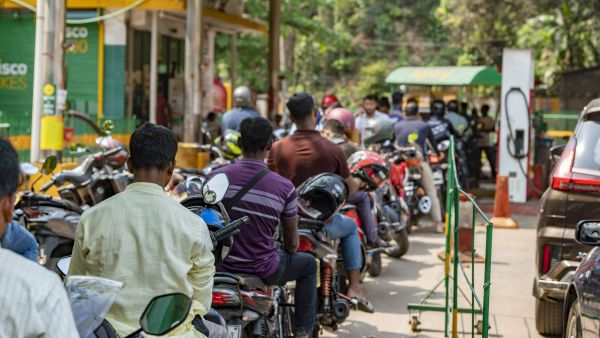 نجلادش – 24 مارس 2026: مئات الدراجات النارية تصطف أمام محطة وقود في مدينة شيتاغونغ وسط نقص في إمدادات الوقود على مستوى البلاد.