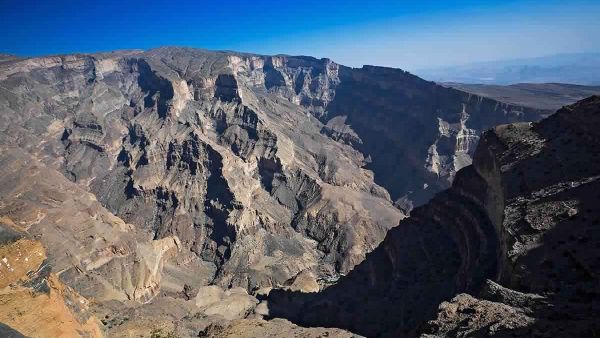 تفسير حلم السقوط من جبل في المنام 