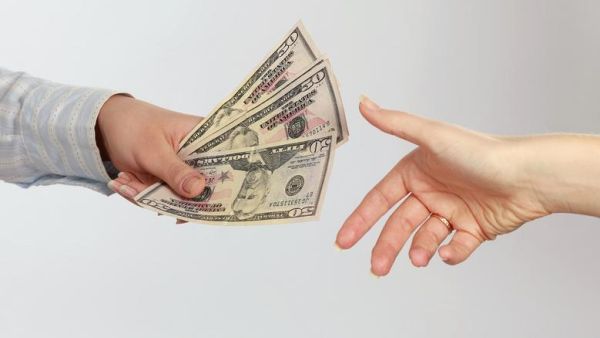 تفسير حلم الميت يأخذ فلوس من الحي للمتزوجه