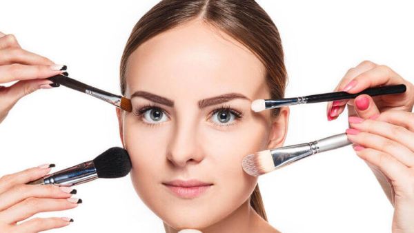 تفسير حلم وضع المكياج على العين للعزباء