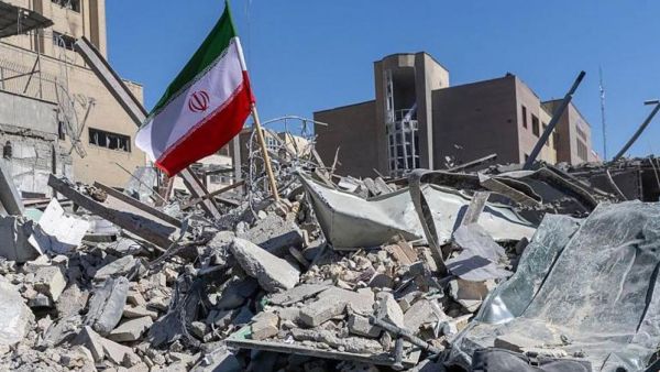 علم إيران وسط الدمار