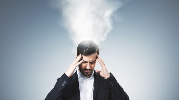 تأثير التوتر وقلة النوم على مظهر الرجل وثقته بنفسه