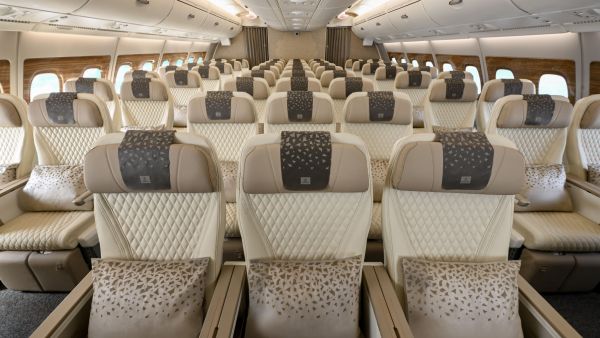 طيران الإمارات تكمل تحديث أول طائرة إيرباص A380 ذات الدرجتين