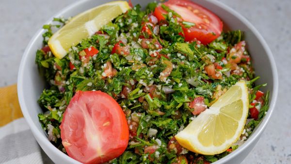 التبولة اللبنانية اللذيذة  - سلطة منعشة وخفيفة ومليئة بالفوائد