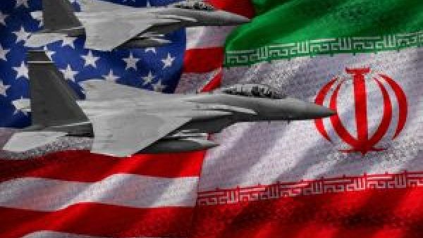 طائرات عسكرية أميركية أمام علمي الولايات المتحدة وإيران في صورة تعبر عن التوترات العسكرية بين البلدين