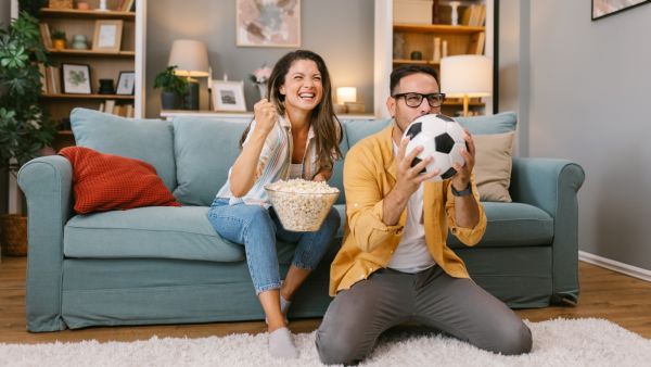 كيف تجعل الزوجة أجواء كأس العالم ممتعة لزوجها بدون ملل؟
