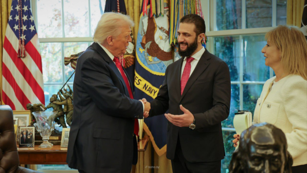 صورة أرشيفية للرئيس الأميركي دونالد ترامب خلال استقباله الرئيس السوري أحمد الشرع في البيت الأبيض بواشنطن