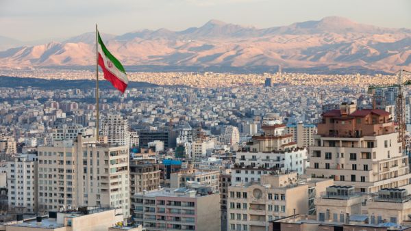 علم إيران في طهران