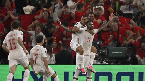 عيسى ديوب نجم المغرب يحتفل بهدف التعادل في الوقت الإضافي أمام هولندا