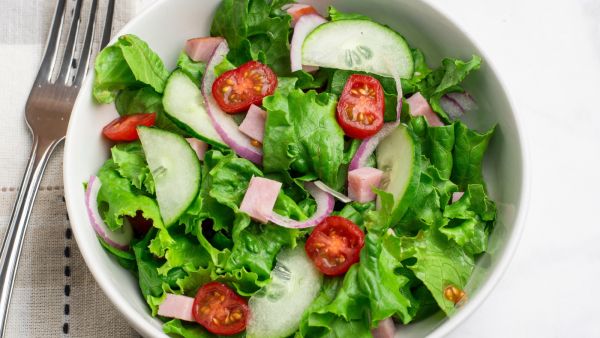 سلطة صحية ومشبعة بالدجاج بعد الجيم