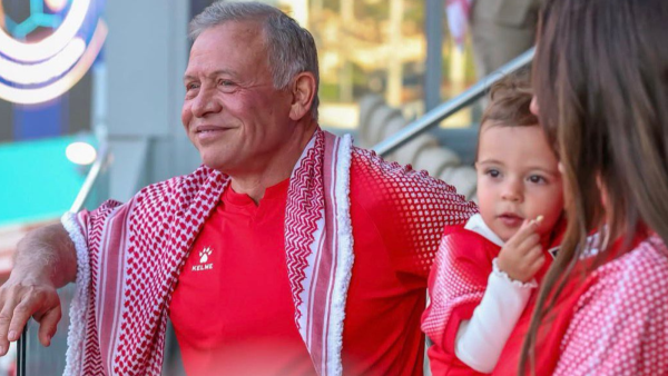 بقميص المنتخب الأردني.. طفلة القصر الهاشمي تخطف الأنظار