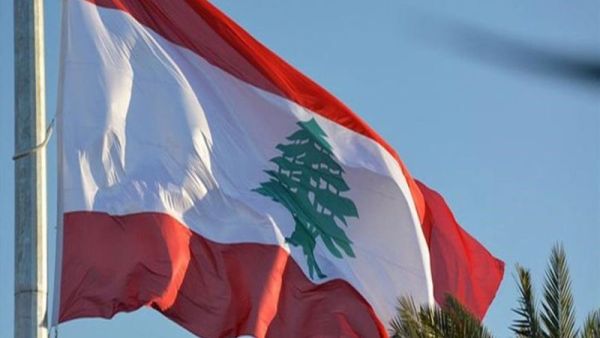 العلم اللبناني يرفرف في الهواء في مشهد يرمز إلى التطورات السياسية والأمنية المرتبطة بوقف إطلاق النار في لبنان