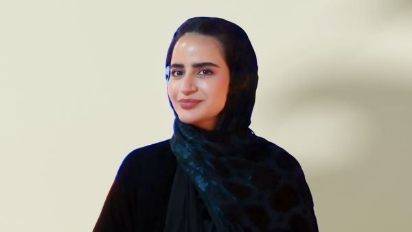 ينما يستعد خريجو دفعة 2026 من مدارس مؤسسة قطر لبدء فصل جديد من حياتهم، يستعيد اثنان من الخرّيجين السابقين لأكاديمية قطر – الدوحة، التابعة للتعليم ما قبل الجامعي بمؤسسة قطر، وبعد سنوات من بناء مسارات مهنية ناجحة في مجالات مختلفة، من القانون إلى العمل الثقافي، اللحظات التي ساهمت في تشكيل شخصياتهما، ورسّخت في داخلهما معاني الانتماء، والفضول للمعرفة، والمثابرة والسعي إلى إحداث أثر يتجاوز حدود المدرسة.  يُحتفل هذا الأسبوع بتخريج أحدث دفعة من طلاب مدارس التعليم ما قبل الجامعي بمؤسسة قطر، وذلك في حفل التكريم السنو