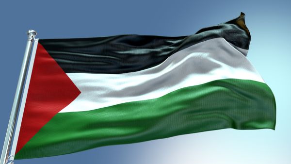 العلم الفلسطيني يرفرف في الهواء في صورة تعبر عن التطورات السياسية والعسكرية المرتبطة بقطاع غزة