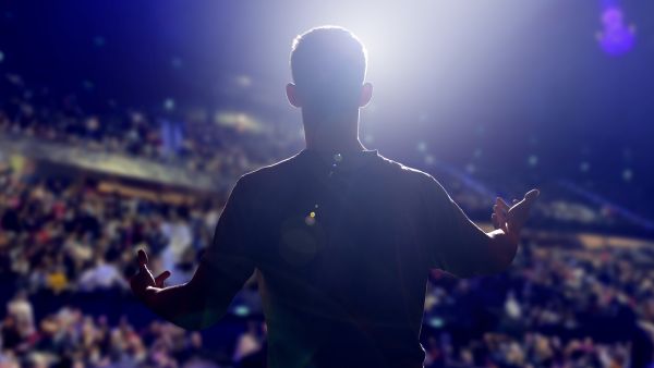 بعد صراع صامت مع المرض.. ممثل كوميدي شهير يعلن إصابته بالسرطان