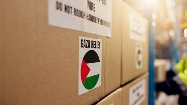 صناديق مساعدات إنسانية مخصصة لقطاع غزة داخل مركز توزيع