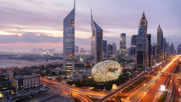 طيران الإمارات تعزز تجربة السفر إلى دبي هذا الصيف بعروض حصرية وإقامة مجانية