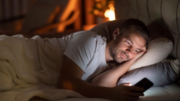 الريلز قبل النوم: متعة لحظية وأثر سلبي على قدراتك الذهنية
