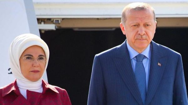 جدل واسع بعد موقف بروتوكولي جمع أمينة أردوغان والرئيس الفرنسي إيمانويل ماكرون خلال عشاء قادة الناتو