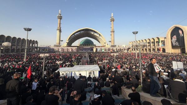 وصول جثمان علي خامنئي إلى مطار النجف ضمن مراسم التشييع الرسمية.