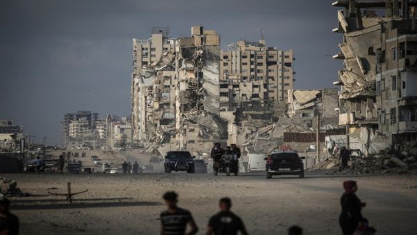 طفل فلسطيني يسير بالقرب من مخيم للنازحين على شاطئ مدينة غزة 