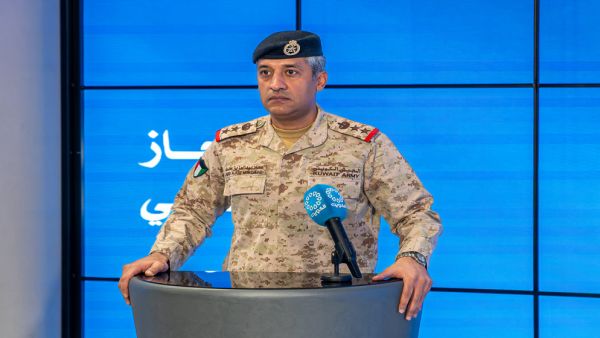 الكويت تعلن إصابة أربعة عسكريين واعتراض عشرات الصواريخ والمسيّرات خلال هجمات استهدفت البلاد.