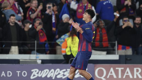 مارك برنال لاعب وسط برشلونة الإسباني