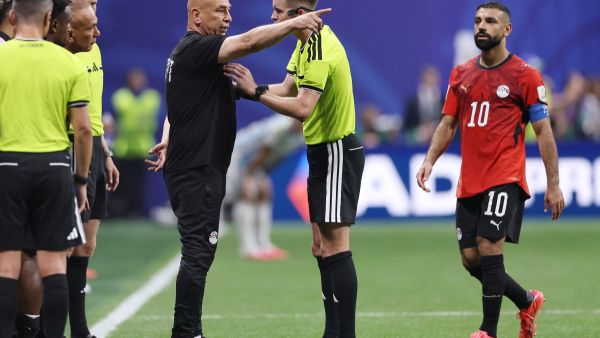 Egypt's coach argues with referee in Argentina vs Egypt quarter final match of 2026 FIFA World Cup