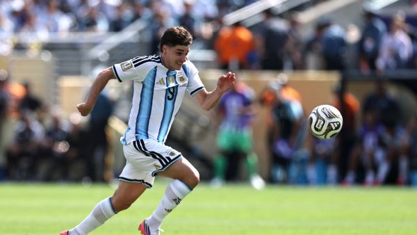 جوليان ألفاريز مهاجم منتخب الأرجنتين ونادي أتلتيكو مدريد الذي يبحث برشلونة ضمه الصيف الحالي