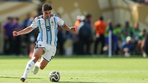 جوليان الفاريرز هدف برشلونة الإسباني