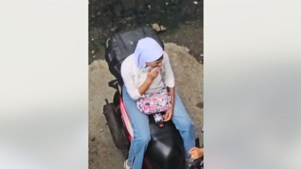 في وضح النهار على دراجة نارية في الإسكندرية