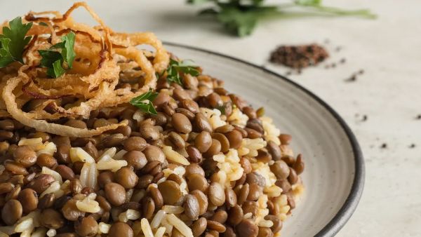 المجدرة من الأكلات العربية الصحية الغنية بالعدس والأرز