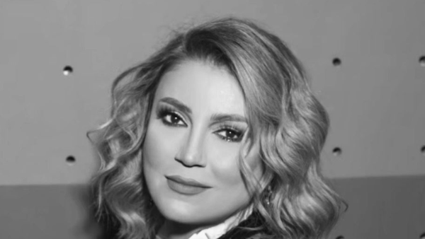 "الله معك يا ابني".. انهيار الفنانة نورا رحال في وداع نجلها..فيديو
