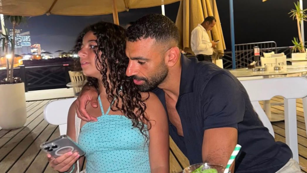 بعيدًا عن الملاعب.. محمد صلاح يشارك أجمل لحظاته مع ابنتيه..(صور)