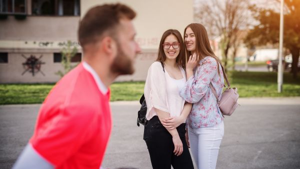 ليست الوسامة وحدها.. تصرفات تجعل الرجل أكثر جاذبية في نظر المرأة