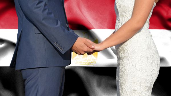 حفل زفاف بعد 5 سنوات من الزواج.. فنان مصري شهير يثير تفاعلًا واسعًا