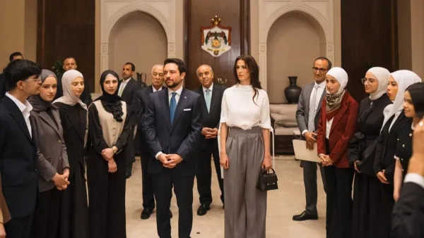 إطلالة الأميرة رجوة في قصر بسمان: أناقة كلاسيكية تخطف الأنظار برفقة الأمير الحسين