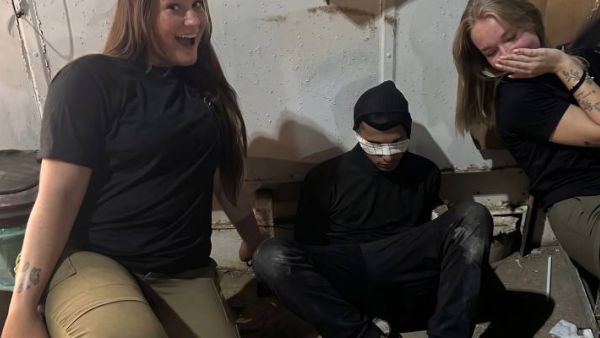 عائلة الشاب محمود الدريملي تتعرف عليه في صورة